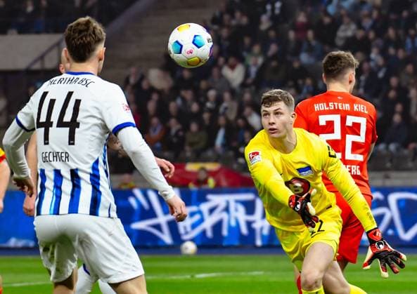 01 03 2024, xlakx, Fußball 2 Bundesliga, Hertha BSC Holstein Kiel, emspor, v l Linus Gechter Hertha BSC 44 ,Tjak Ernst Hertha BSC 12 ,Zweikampf, Duell, Kampf, tackle DFL DFB REGULATIONS PROHIBIT ANY USE OF PHOTOGRAPHS as IMAGE SEQUENCES and or QUASI VIDEO Berlin