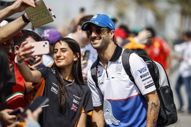 RICCIARDO Daniel (aus), Visa Cash App RB F1 Team VCARB 01, portrait spectators, fans during the Formula 1 Gulf Air Bahrain Grand Prix 2024, 1st round of the 2024 FIA Formula One World Championship, WM, Weltmeisterschaft from February 29 to March 2, 2024 on the Bahrain International Circuit, in Sakhir, Bahrain - F1 - BAHRAIN GRAND PRIX 2024 DPPI Panoramic  240302_R01_BAHRAIN__BR34777