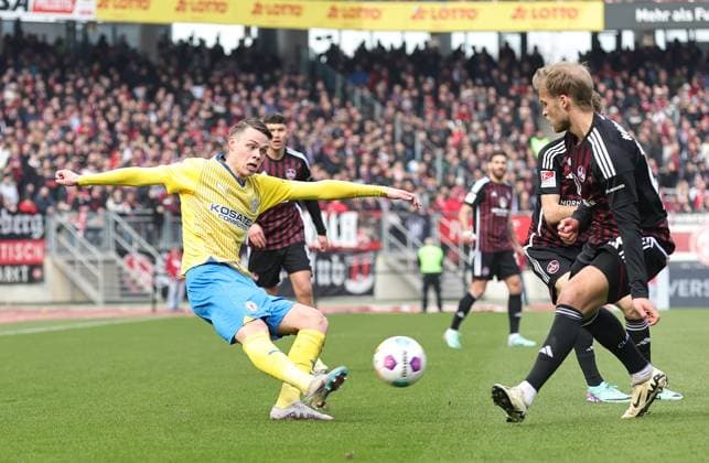 02 03 2024 Soccer Season 2023 2024 2 Soccer Bundesliga 24 Matchday 1 FC Nürnberg FCN Club BTSV Eintracht Braunschweig EBS Sportfoto Zink DaMa xdaxmax DFL regulations prohibit any use of photographs as image sequences and or quasi video only for editorial use Thorir Johann Helgason 20, Eintracht Braunschweig BTSV EBS Sebastian Andersson 20, 1 FC Nürnberg FCN