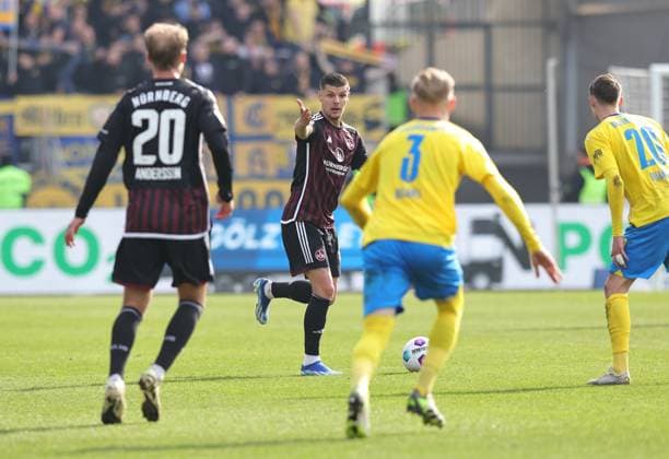 02 03 2024 Soccer Season 2023 2024 2 Soccer Bundesliga 24 Matchday 1 FC Nürnberg FCN Club BTSV Eintracht Braunschweig EBS Sportfoto Zink DaMa xdaxmax DFL regulations prohibit any use of photographs as image sequences and or quasi video only for editorial use Erik Wekesser 13, 1 FC Nürnberg FCN indicates gestures directs gives instructions looks for passing position