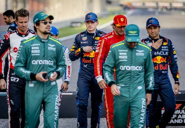 BAHRAIN - Max Verstappen (Red Bull Racing) together with other drivers on the grid ahead of the Bahrain Grand Prix. ANP REMKO DE WAAL Race 2024 2025 xVIxANPxSportx xxANPxIVx 492602620 originalFilename: 492602620.jpg