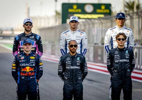BAHRAIN - Max Verstappen (Red Bull Racing) poses with other drivers for a group photo prior to the Bahrain Grand Prix. ANP REMKO DE WAAL Race 2024 2025 xVIxANPxSportx xxANPxIVx 492602697 originalFilename: 492602697.jpg