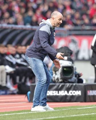 02 03 2024 Soccer Season 2023 2024 2 Soccer Bundesliga 24 Matchday 1 FC Nürnberg FCN Club BTSV Eintracht Braunschweig EBS Sportfoto Zink DaMa xdaxmax DFL regulations prohibit any use of photographs as image sequences and or quasi video only for editorial use Daniel Scherning Trainer Eintracht Braunschweig BTSV EBS indicates gestures directs gives instructions