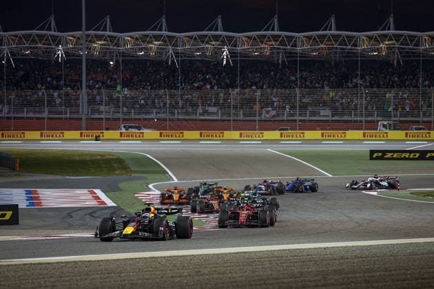 01 VERSTAPPEN Max (nld), Red Bull Racing RB20, 16 LECLERC Charles (mco), Scuderia Ferrari SF-24, 63 RUSSELL George (gbr), Mercedes AMG F1 Team W15, action during the Formula 1 Gulf Air Bahrain Grand Prix 2024, 1st round of the 2024 FIA Formula One World Championship, WM, Weltmeisterschaft from February 29 to March 2, 2024 on the Bahrain International Circuit, in Sakhir, Bahrain - F1 - BAHRAIN GRAND PRIX 2024 DPPI Panoramic 240302_R01_BAHRAIN__BR35800