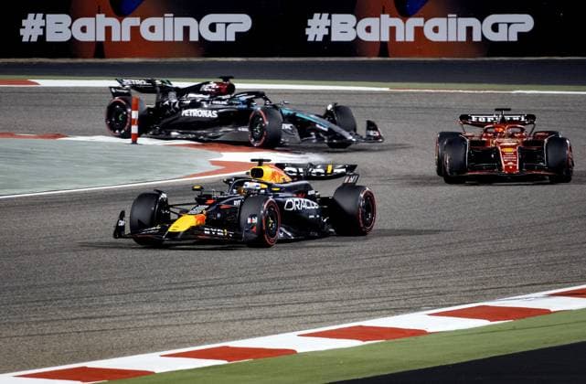 BAHRAIN - Max Verstappen (Red Bull Racing) ahead of Carlos Sainz (Ferrari) and George Russell (Mercedes) during the Bahrain Grand Prix. ANP REMKO DE WAAL Race 2024 2025 xVIxANPxSportx xxANPxIVx 492619477 originalFilename: 492619477.jpg