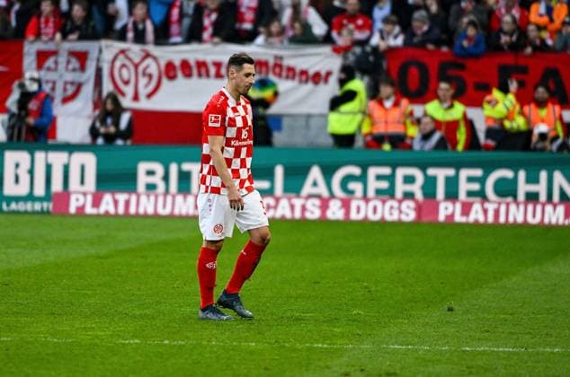 02 03 2024, xpsx, Soccer 1 Bundesliga, 1 FSV Mainz 05 Borussia Mönchengladbach v l yellow red card Dominik Kohr FSV Mainz 05 emspor Mainz