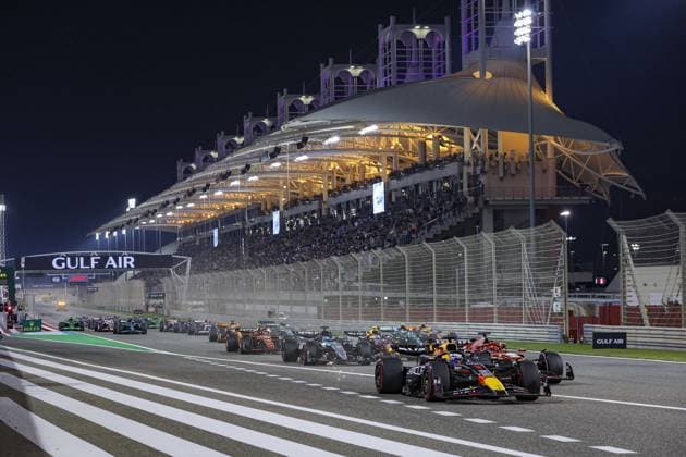 start of the race, depart, 01 VERSTAPPEN Max (nld), Red Bull Racing RB20, 16 LECLERC Charles (mco), Scuderia Ferrari SF-24, action during the Formula 1 Gulf Air Bahrain Grand Prix 2024, 1st round of the 2024 FIA Formula One World Championship, WM, Weltmeisterschaft from February 29 to March 2, 2024 on the Bahrain International Circuit, in Sakhir, Bahrain - F1 - BAHRAIN GRAND PRIX 2024 DPPI Panoramic 240302_R01_BAHRAIN_AV3_2732