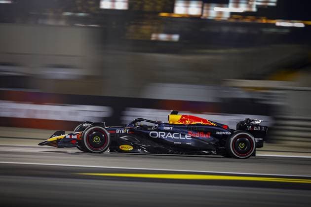 01 VERSTAPPEN Max (nld), Red Bull Racing RB20, action during the Formula 1 Gulf Air Bahrain Grand Prix 2024, 1st round of the 2024 FIA Formula One World Championship, WM, Weltmeisterschaft from February 29 to March 2, 2024 on the Bahrain International Circuit, in Sakhir, Bahrain - F1 - BAHRAIN GRAND PRIX 2024 DPPI Panoramic  240302_R01_BAHRAIN__BR36171