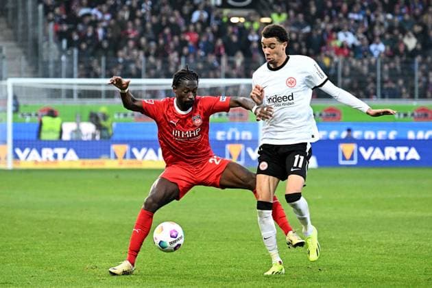 02 03 2024, xjhx, Football 1 Bundesliga, 1 FC Heidenheim Eintracht Frankfurt emspor, v l Omar Haktab Traore 1 FC Heidenheim Hugo Ekitike Eintracht Frankfurt Zweikampf, action, action, battle for the ball DFL DFB REGULATIONS PROHIBIT ANY USE OF PHOTOGRAPHS as IMAGE SEQUENCES and or QUASI VIDEO Heidenheim