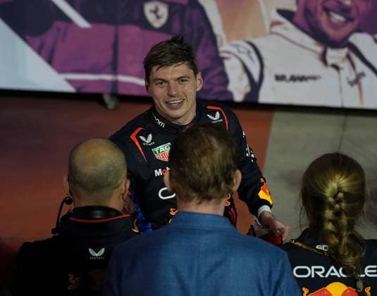 02 03 2024, Bahrain International Circuit, Sakhir, Formula 1 Gulf Air Bahrain Grand Prix 2024 ,in the picture winner Max Verstappen NLD , Oracle Red Bull Racing is happy with his mechanics about the victory Sakhir Bahrain International Circuit Bahrain eu-images-506
