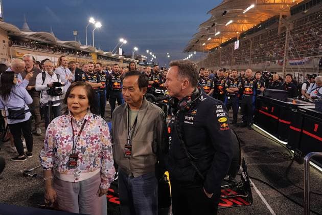 02 03 2024, Bahrain International Circuit, Sakhir, Formula 1 Gulf Air Bahrain Grand Prix 2024 ,in the picture Team Principal Christian Horner R Oracle Red Bull Racing with Red Bull shareholder Chalerm Yoovidhya M and his wife Daranee on the starting grid of Bahrain Sakhir Bahrain International Circuit Bahrain eu-images-506