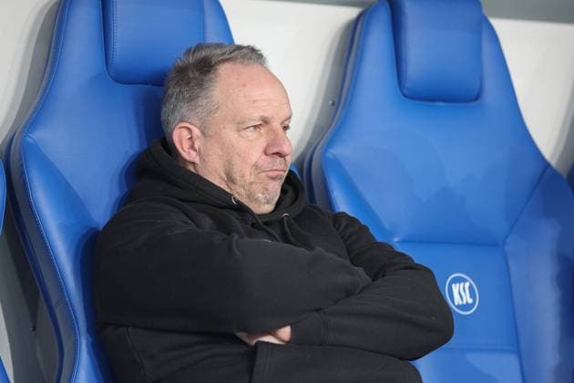 Stricken with a stomach bug Alexander Zorniger SpVgg Greuther Fürth, Head Coach Karlsruher SC vs SpVgg Greuther Fuerth, Soccer, 2 Liga, 24 Matchday, 2023 2024, 02 03 2024, DFL REGULATES PROHIBIT ANY USE OF PHOTOGRAPHS AS IMAGE SEQUENCES AND OR QUASI VIDEO Karlsruher SC vs SpVgg Greuther Fuerth, Soccer, 2 Liga, 24 Matchday, 2023 2024, 02 03 2024 Karlsruhe Copyright: xEibner-Pressefoto JanxPrihodax EP_JPA