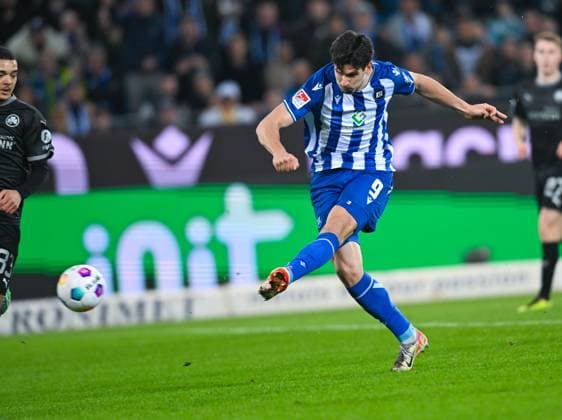 Germany, Karlsruhe, 02 03 2024, BBBank Wildpark, Karlsruher SC vs SpVgg Greuther Fuerth 2 Bundesliga, Igor Matanovic Karlsruher SC with a goal attempt Karlsruhe BBBank Wildpark Baden Wuerttemberg Germany eu-images-738