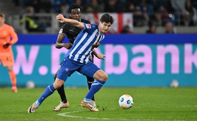 02 03 2024 Soccer Season 2023 2024 2 Soccer Bundesliga 24 Matchday Karlsruher SC Karlsruhe KSC SpVgg Greuther Fürth Kleeblatt Sportfoto Zink xwoxzix DFL regulations prohibit any use of photographs as image sequences and or quasi video only for editorial use Igor Matanovic 9, Karlsruher SC KSC vor Gideon Jung 23, SpVgg Greuther Fürth