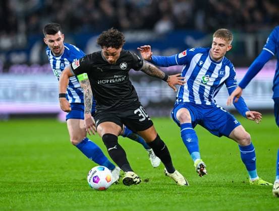 Germany, Karlsruhe, 02 03 2024, BBBank Wildpark, Karlsruher SC vs SpVgg Greuther Fuerth 2 Bundesliga, Armindo Sieb SpVgg Greuther Fuerth , David Herold Karlsruher SC and Jerome Gondorf Karlsruher SC battle for the ball Karlsruhe BBBank Wildpark Baden Wuerttemberg Germany eu-images-738