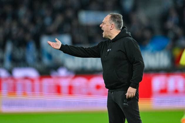 Germany, Karlsruhe, 02 03 2024, BBBank Wildpark, Karlsruher SC vs SpVgg Greuther Fuerth 2 Bundesliga, Coach Alexander Zorniger SpVgg Greuther Fuerth gestures Karlsruhe BBBank Wildpark Baden Wuerttemberg Germany eu-images-738