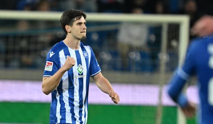 02 03 2024 Soccer Season 2023 2024 2 Soccer Bundesliga 24 Matchday Karlsruher SC Karlsruhe KSC SpVgg Greuther Fürth Kleeblatt Sportfoto Zink xwoxzix DFL regulations prohibit any use of photographs as image sequences and or quasi video only for editorial use Torjubel Jubel Freude nach Treffer Tor Torschuß zum 1 0 durch Igor Matanovic 9, Karlsruher SC KSC clenches fist fists