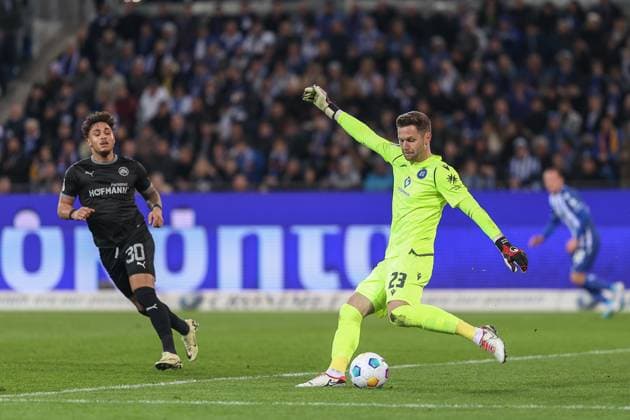Patrick Drewes Karlsruher SC, Goalkeeper 23 Armindo Sieb SpVgg Greuther Fuerth, 30 Karlsruher SC vs SpVgg Greuther Fuerth, Football, 2 Liga, 24 Matchday, 2023 2024, 02 03 2024, DFL REGULATIONS PROHIBIT ANY USE OF PHOTOGRAPHS AS IMAGE SEQUENCES AND OR QUASI VIDEO Karlsruher SC vs SpVgg Greuther Fuerth, Football, 2 Liga, 24 Matchday, 2023 2024, 02 03 2024 Karlsruhe Copyright: xEibner-Pressefoto JanxPrihodax EP_JPA