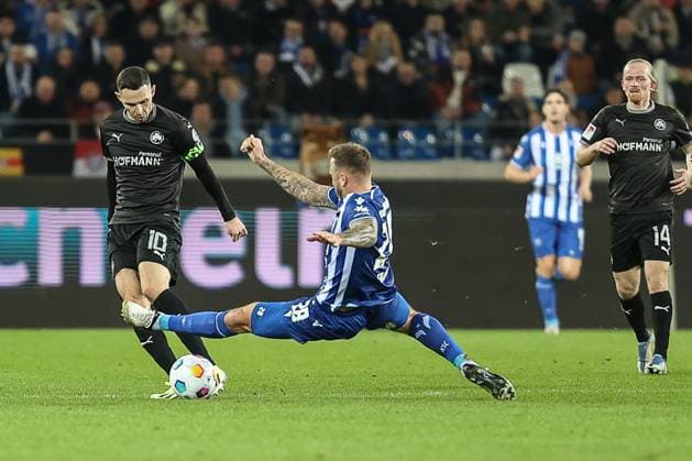 Marcel Franke Karlsruher SC, 28 duel, fight for the ball, motivated, ambition, duel Branimir Hrgota SpVgg Greuther Fuerth, 10 Karlsruher SC vs SpVgg Greuther Fuerth, Football, 2 Liga, 24 Matchday, 2023 2024, 02 03 2024, DFL REGULATES PROHIBIT ANY USE OF PHOTOGRAPHS AS IMAGE SEQUENCES AND OR QUASI VIDEO Karlsruher SC vs SpVgg Greuther Fuerth, Football, 2 Liga, 24 Matchday, 2023 2024, 02 03 2024 Karlsruhe Copyright: xEibner-Pressefoto JanxPrihodax EP_JPA