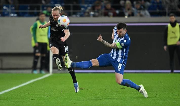 02 03 2024 Soccer Season 2023 2024 2 Soccer Bundesliga 24 Matchday Karlsruher SC Karlsruhe KSC SpVgg Greuther Fürth Kleeblatt Sportfoto Zink xwoxzix DFL regulations prohibit any use of photographs as image sequences and or quasi video only for editorial use Jomaine Consbruch 14, SpVgg Greuther Fürth Jerome Gondorf 8, Karlsruher SC KSC