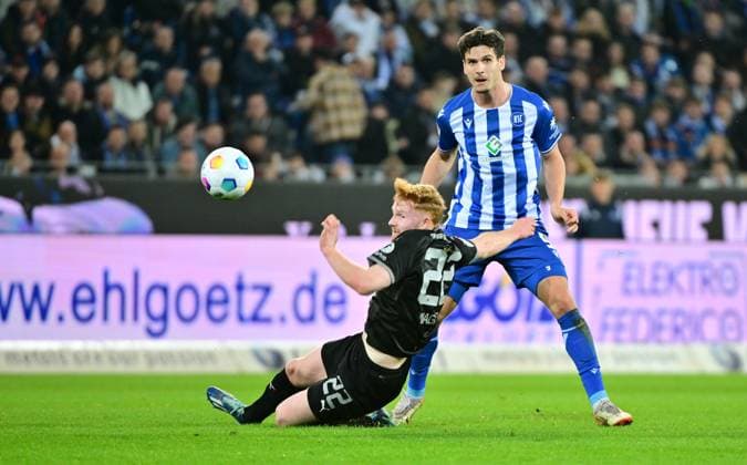 02 03 2024 Soccer Season 2023 2024 2 Soccer Bundesliga 24 Matchday Karlsruher SC Karlsruhe KSC SpVgg Greuther Fürth Kleeblatt Sportfoto Zink MeZi xmexzix DFL regulations prohibit any use of photographs as image sequences and or quasi video only for editorial use Robert Wagner 22, SpVgg Greuther Fürth Igor Matanovic 9, Karlsruher SC KSC, rechts