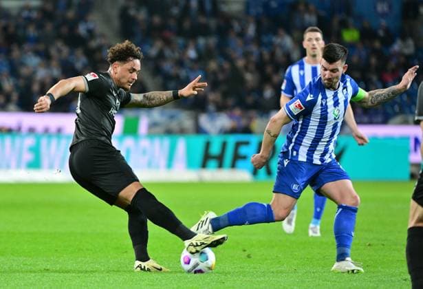 02 03 2024 Soccer Season 2023 2024 2 Soccer Bundesliga 24 Matchday Karlsruher SC Karlsruhe KSC SpVgg Greuther Fürth Kleeblatt Sportfoto Zink MeZi xmexzix DFL regulations prohibit any use of photographs as image sequences and or quasi video only for editorial use Armindo Sieb 30, SpVgg Greuther Fürth, left Jerome Gondorf 8, Karlsruher SC KSC