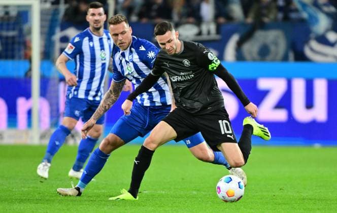 02 03 2024 Soccer Season 2023 2024 2 Soccer Bundesliga 24 Matchday Karlsruher SC Karlsruhe KSC SpVgg Greuther Fürth Kleeblatt Sportfoto Zink MeZi xmexzix DFL regulations prohibit any use of photographs as image sequences and or quasi video only for editorial use Branimir Hrgota 10 SpVgg Greuther Fürth in front of Marcel Franke 28, Karlsruher SC KSC