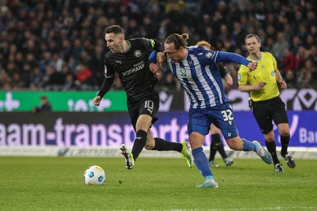 Branimir Hrgota SpVgg Greuther Fuerth, 10 Robin Bormuth Karlsruher SC, 32 Karlsruher SC vs SpVgg Greuther Fuerth, Football, 2 Liga, 24 Matchday, 2023 2024, 02 03 2024, DFL REGULATIONS PROHIBIT ANY USE OF PHOTOGRAPHS AS IMAGE SEQUENCES AND OR QUASI VIDEO Karlsruher SC vs SpVgg Greuther Fuerth, Football, 2 Liga, 24 Matchday, 2023 2024, 02 03 2024 Karlsruhe Copyright: xEibner-Pressefoto JanxPrihodax EP_JPA