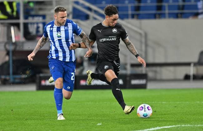 02 03 2024 Soccer Season 2023 2024 2 Soccer Bundesliga 24 Matchday Karlsruher SC Karlsruhe KSC SpVgg Greuther Fürth Kleeblatt Sportfoto Zink xwoxzix DFL regulations prohibit any use of photographs as image sequences and or quasi video only for editorial use Marcel Franke 28, Karlsruher SC KSC Armindo Sieb 30, SpVgg Greuther Fürth