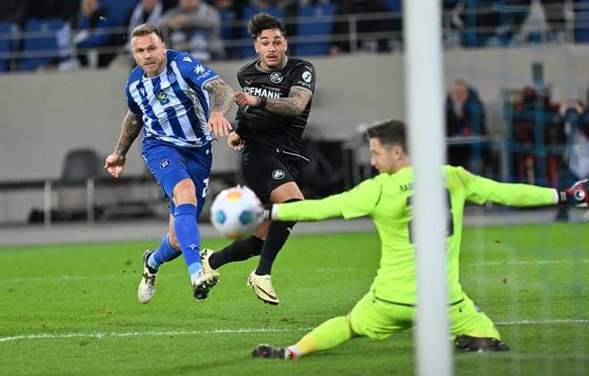 02 03 2024 Soccer Season 2023 2024 2 Soccer Bundesliga 24 Matchday Karlsruher SC Karlsruhe KSC SpVgg Greuther Fürth Kleeblatt Sportfoto Zink xwoxzix DFL regulations prohibit any use of photographs as image sequences and or quasi video only for editorial use Marcel Franke 28, Karlsruher SC KSC Armindo Sieb 30, SpVgg Greuther Fürth Chance Torchance Patrick Drewes 23, Karlsruher SC KSC wehren ab