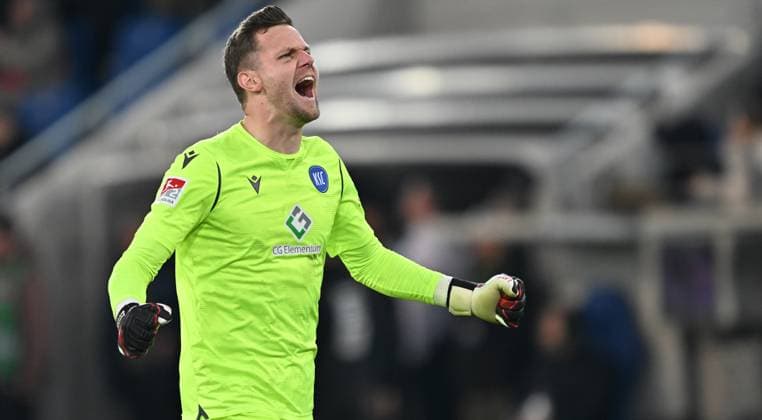 02 03 2024 Soccer Season 2023 2024 2 Soccer Bundesliga 24 Matchday Karlsruher SC Karlsruhe KSC SpVgg Greuther Fürth Kleeblatt Sportfoto Zink xwoxzix DFL regulations prohibit any use of photographs as image sequences and or quasi video only for editorial use Patrick Drewes 23, Karlsruher SC KSC ballt Faust Fäuste Jubel Freude