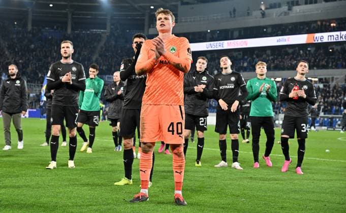 02 03 2024 Soccer Season 2023 2024 2 Soccer Bundesliga 24 Matchday Karlsruher SC Karlsruhe KSC SpVgg Greuther Fürth Kleeblatt Sportfoto Zink xwoxzix DFL regulations prohibit any use of photographs as image sequences and or quasi video only for editorial use Jonas Urbig 40, SpVgg Greuther Fürth and team Team after the end of the match in front of fans Fanblock