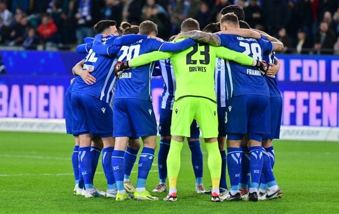 02 03 2024 Soccer Season 2023 2024 2 Soccer Bundesliga 24 Matchday Karlsruher SC Karlsruhe KSC SpVgg Greuther Fürth Kleeblatt Sportfoto Zink xwoxzix DFL regulations prohibit any use of photographs as image sequences and or quasi video only for editorial use Teamkreis Mannschaft Team KSC