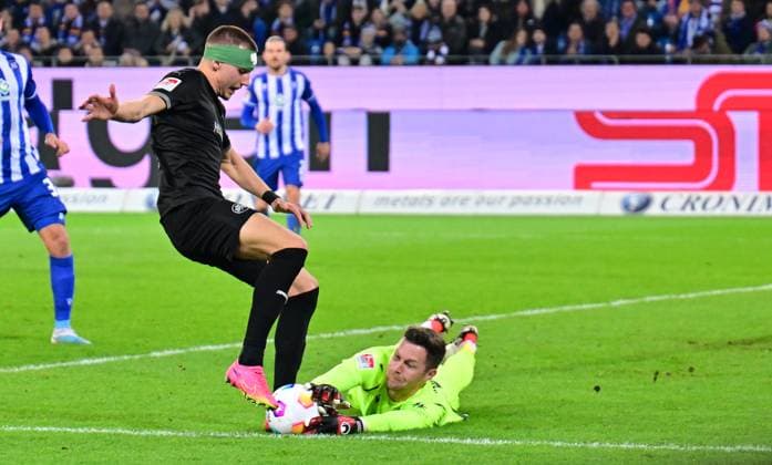 02 03 2024 Soccer Season 2023 2024 2 Soccer Bundesliga 24 Matchday Karlsruher SC Karlsruhe KSC SpVgg Greuther Fürth Kleeblatt Sportfoto Zink xwoxzix DFL regulations prohibit any use of photographs as image sequences and or quasi video only for editorial use Tim Lemperle 19, SpVgg Greuther Fürth Patrick Drewes 23, Karlsruher SC KSC