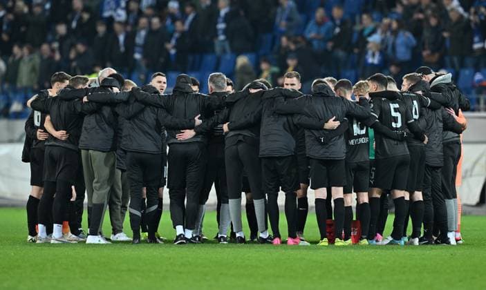 02 03 2024 Soccer Season 2023 2024 2 Soccer Bundesliga 24 Matchday Karlsruher SC Karlsruhe KSC SpVgg Greuther Fürth Kleeblatt Sportfoto Zink xwoxzix DFL regulations prohibit any use of photographs as image sequences and or quasi video only for editorial use Teamkreis Mannschaft Team Fürth nach Spielende