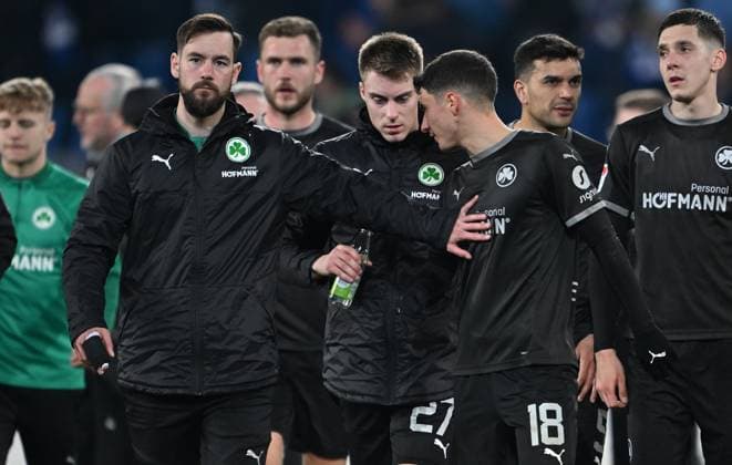 02 03 2024 Soccer Season 2023 2024 2 Soccer Bundesliga 24 Matchday Karlsruher SC Karlsruhe KSC SpVgg Greuther Fürth Kleeblatt Sportfoto Zink xwoxzix DFL regulations prohibit any use of photographs as image sequences and or quasi video only for editorial use Orestis Kiomourtzoglou 13, SpVgg Greuther Fürth Gian Luca Gian Luca Itter 27, SpVgg Greuther Fürth Marco Meyerhöfer Meyerhoefer 18, SpVgg Greuther Fürth disappointed Disappointment after the end of the match