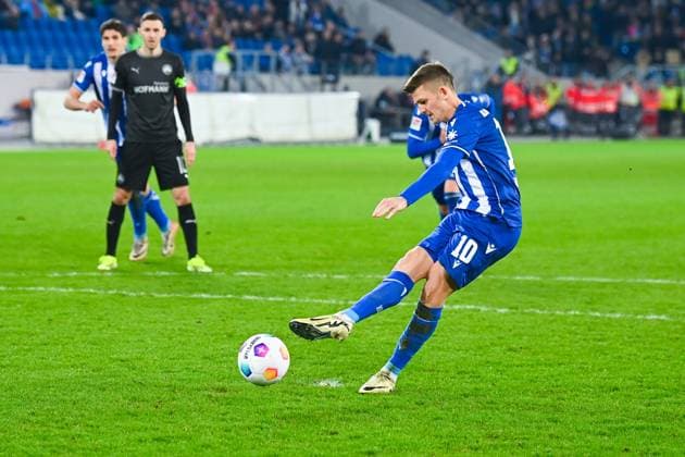 Germany, Karlsruhe, 02 03 2024, BBBank Wildpark, Karlsruher SC vs SpVgg Greuther Fuerth 2 Bundesliga, Marvin Wanitzek Karlsruher SC takes a penalty Karlsruhe BBBank Wildpark Baden Wuerttemberg Germany eu-images-738