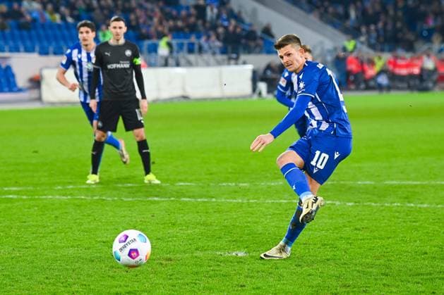 Germany, Karlsruhe, 02 03 2024, BBBank Wildpark, Karlsruher SC vs SpVgg Greuther Fuerth 2 Bundesliga, Marvin Wanitzek Karlsruher SC misses a penalty Karlsruhe BBBank Wildpark Baden Wuerttemberg Germany eu-images-738
