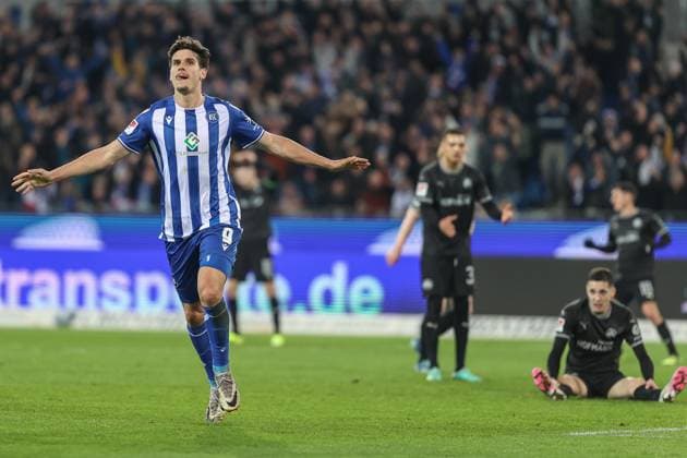 Igor Matanovic Karlsruher SC, 09 disappointment, dejected, frustration, hanging heads, sad, sadness at the back of the Fuerth team, goal, goal celebration, jubilation Karlsruher SC vs SpVgg Greuther Fuerth, football, 2 Liga, 24 Matchday, 2023 2024, 02 03 2024, DFL REGULATES PROHIBIT ANY USE OF PHOTOGRAPHS AS IMAGE SEQUENCES AND OR QUASI VIDEO Karlsruher SC vs SpVgg Greuther Fuerth, Football, 2 Liga, 24 Matchday, 2023 2024, 02 03 2024 Karlsruhe Copyright: xEibner-Pressefoto JanxPrihodax EP_JPA