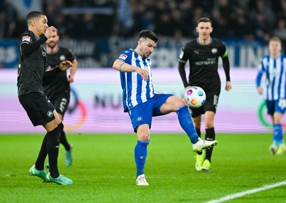 Germany, Karlsruhe, 02 03 2024, BBBank Wildpark, Karlsruher SC vs SpVgg Greuther Fuerth 2 Bundesliga, Jerome Gondorf Karlsruher SC controls the ball Karlsruhe BBBank Wildpark Baden Wuerttemberg Germany eu-images-738