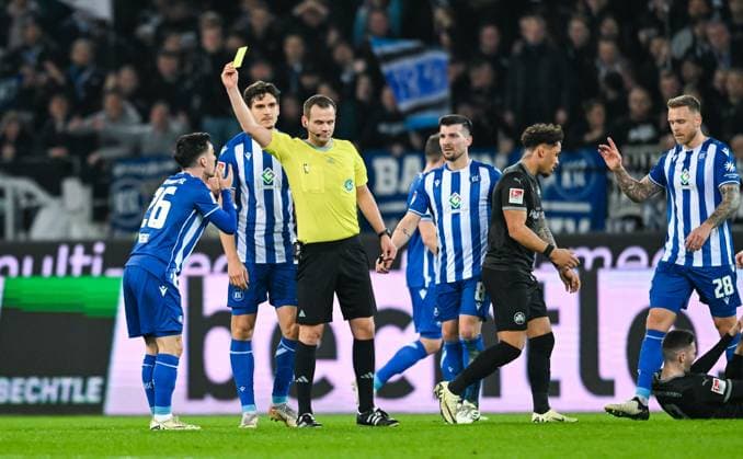 Germany, Karlsruhe, 02 03 2024, BBBank Wildpark, Karlsruher SC vs SpVgg Greuther Fuerth 2 Bundesliga, Referee Robin Braun books Paul Nebel Karlsruher SC with a yellow card Karlsruhe BBBank Wildpark Baden Wuerttemberg Germany eu-images-738