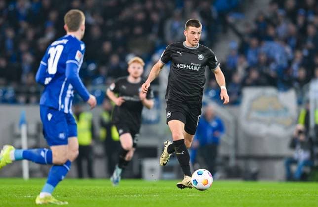 Germany, Karlsruhe, 02 03 2024, BBBank Wildpark, Karlsruher SC vs SpVgg Greuther Fuerth 2 Bundesliga, Marco Meyerhoefer SpVgg Greuther Fuerth controls the ball Karlsruhe BBBank Wildpark Baden Wuerttemberg Germany eu-images-738