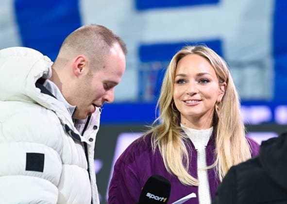 Germany, Karlsruhe, 02 03 2024, BBBank Wildpark, Karlsruher SC vs SpVgg Greuther Fuerth 2 Bundesliga, TV presenter Katharina Kleinfeldt Sport1 smiles Karlsruhe BBBank Wildpark Baden Wuerttemberg Germany eu-images-738