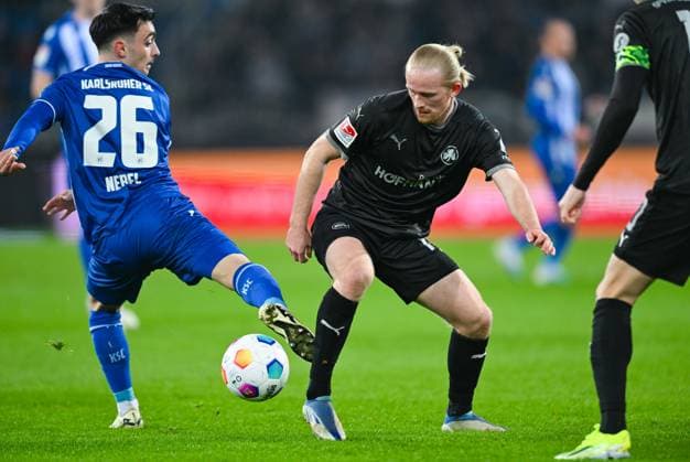 Germany, Karlsruhe, 02 03 2024, BBBank Wildpark, Karlsruher SC vs SpVgg Greuther Fuerth 2 Bundesliga, Jomaine Consbruch SpVgg Greuther Fuerth controls the ball Karlsruhe BBBank Wildpark Baden Wuerttemberg Germany eu-images-738