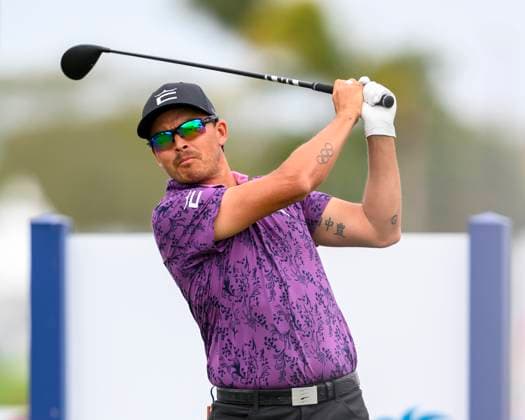 PALM BEACH GARDENS, FL - MARCH 02: Rickie Fowler of the United States tees off at the eleventh hole during the third round of Cognizant Classic in The Palm Beaches at PGA, Golf Herren National Resort the Champion Course on March 2, 2024 in Palm Beach Gardens, Florida.(Photo by Doug Murray Icon Sportswire) GOLF: MAR 02 PGA Cognizant Classic in The Palm Beaches EDITORIAL USE ONLY Icon79620240302064