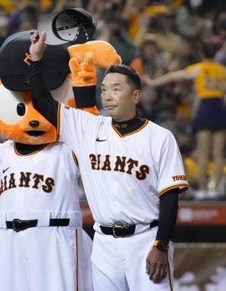 Baseball: Giants-CTBC Brothers friendly Shinnosuke Abe, manager of Japan s Yomiuri Giants, acknowledges the crowd following the team s win over Taiwan s CTBC Brothers in an International Friendly, Länderspiel, Nationalmannschaft baseball game at Taipei Dome on March 2, 2024.  A14AA0002549580P