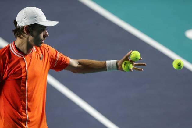 (240303) -- ACAPULCO, March 3, 2024 -- Australia s Alex De Minaur collects balls during the men s singles final against Norway s Casper Ruud at the 2024 ATP, Tennis Herren Mexican Open tennis tournament in Acapulco, Mexico, March 2, 2024. (Photo by Xinhua) (SP)MEXICO-ACAPULCO-TENNIS-ATP-MEXICAN OPEN-FINAL FranciscoxCanedo 