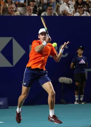 (240303) -- ACAPULCO, March 3, 2024 -- Australia s Alex De Minaur hits a return during the men s singles final against Norway s Casper Ruud at the 2024 ATP, Tennis Herren Mexican Open tennis tournament in Acapulco, Mexico, March 2, 2024. ) (SP)MEXICO-ACAPULCO-TENNIS-ATP-MEXICAN OPEN-FINAL LixMengxin 