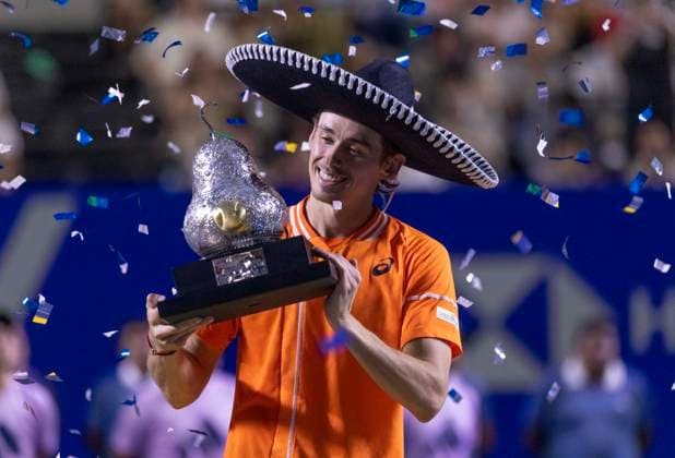 (240303) -- ACAPULCO, March 3, 2024 -- Champion Australia s Alex De Minaur celebrates during the awarding ceremony for the men s singles event at the 2024 ATP, Tennis Herren Mexican Open tennis tournament in Acapulco, Mexico, March 2, 2024. ) (SP)MEXICO-ACAPULCO-TENNIS-ATP-MEXICAN OPEN-FINAL LixMengxin 