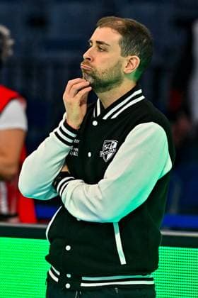 DVV Pokal 03 03 2024 DVV, Volleyball, Cup final, Allianz MTV Stuttgart in blue , against SC Potsdam in white , Coach Riccardo Boieri, looks at the clock Copyright: xBEAUTIFULxSPORTS TomxBlochx
